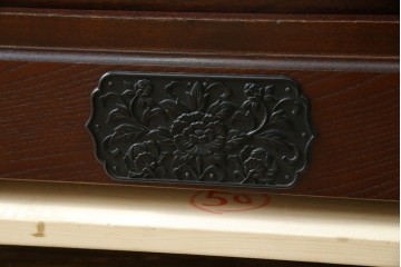 中古　寿楽　欅(ケヤキ)材　隠し付き　存在感のある金具付きの民芸箪笥　(R-082635)