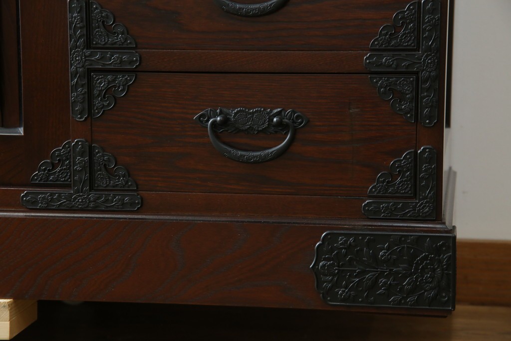 中古　寿楽　欅(ケヤキ)材　隠し付き　存在感のある金具付きの民芸箪笥　(R-082635)