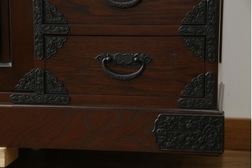 中古　寿楽　欅(ケヤキ)材　隠し付き　存在感のある金具付きの民芸箪笥　(R-082635)