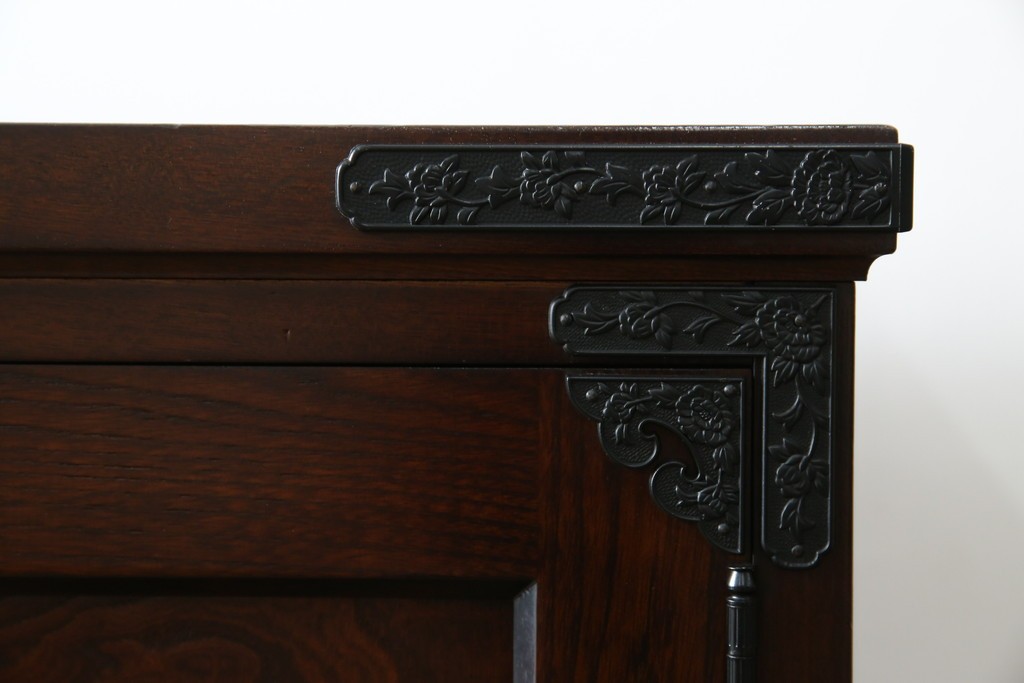 中古　寿楽　欅(ケヤキ)材　隠し付き　存在感のある金具付きの民芸箪笥　(R-082635)