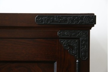 中古　寿楽　欅(ケヤキ)材　隠し付き　存在感のある金具付きの民芸箪笥　(R-082635)