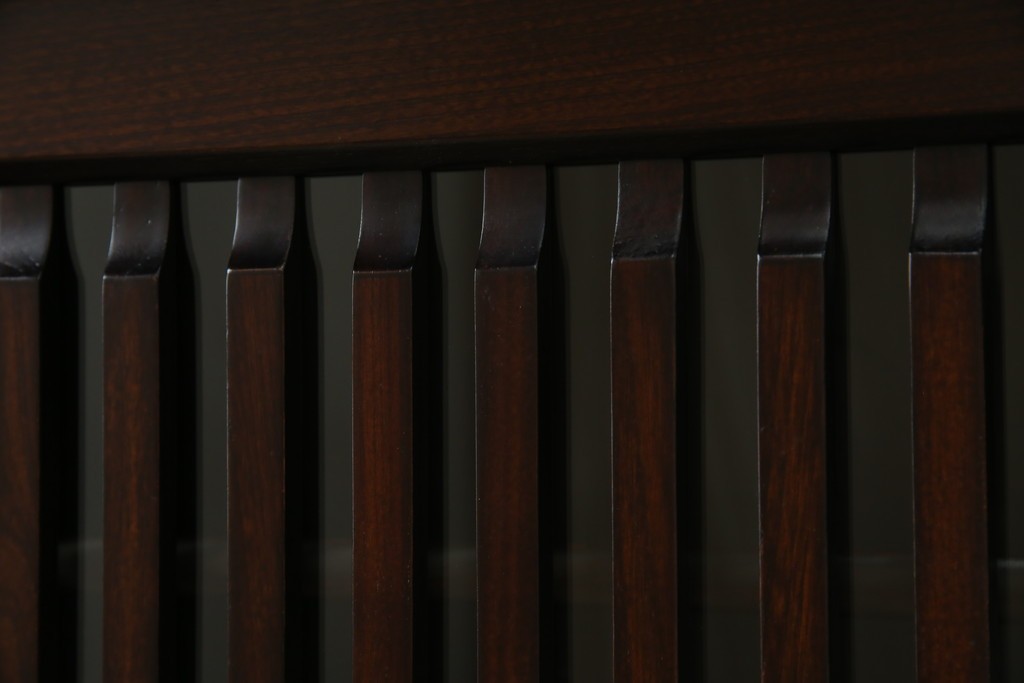 中古　寿楽　欅(ケヤキ)材　隠し付き　存在感のある金具付きの民芸箪笥　(R-082635)