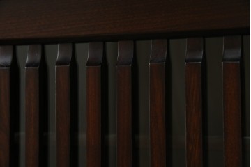 中古　寿楽　欅(ケヤキ)材　隠し付き　存在感のある金具付きの民芸箪笥　(R-082635)