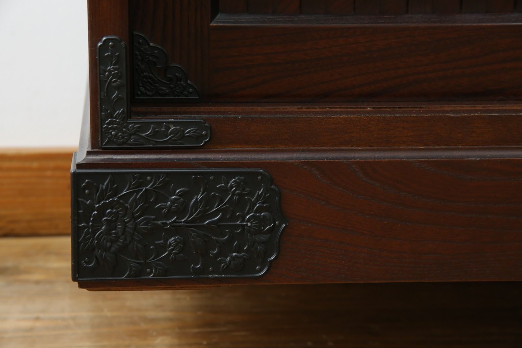 中古　寿楽　欅(ケヤキ)材　隠し付き　存在感のある金具付きの民芸箪笥　(R-082635)