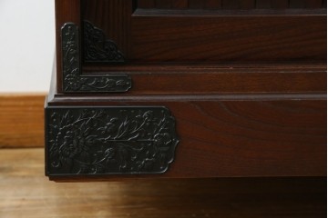 中古　寿楽　欅(ケヤキ)材　隠し付き　存在感のある金具付きの民芸箪笥　(R-082635)