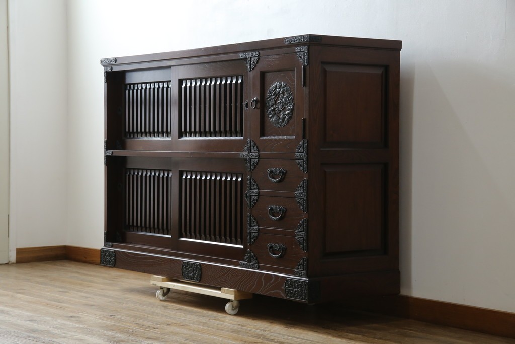 中古　寿楽　欅(ケヤキ)材　隠し付き　存在感のある金具付きの民芸箪笥　(R-082635)