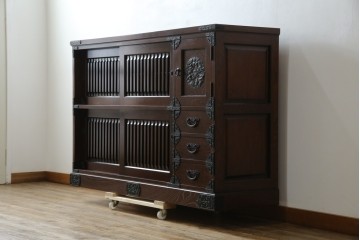 中古　寿楽　欅(ケヤキ)材　隠し付き　存在感のある金具付きの民芸箪笥　(R-082635)