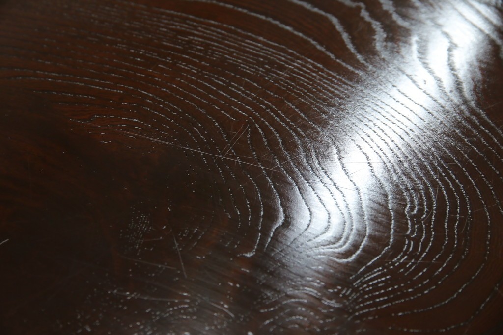 中古　寿楽　欅(ケヤキ)材　隠し付き　存在感のある金具付きの民芸箪笥　(R-082635)