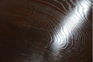 中古　寿楽　欅(ケヤキ)材　隠し付き　存在感のある金具付きの民芸箪笥　(R-082635)