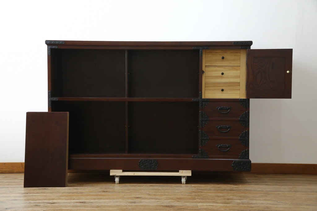 中古　寿楽　欅(ケヤキ)材　隠し付き　存在感のある金具付きの民芸箪笥　(R-082635)