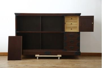 中古　寿楽　欅(ケヤキ)材　隠し付き　存在感のある金具付きの民芸箪笥　(R-082635)