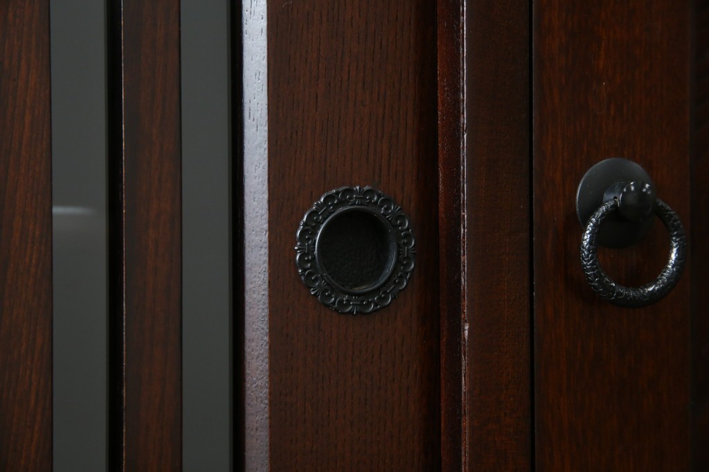 中古　寿楽　欅(ケヤキ)材　隠し付き　存在感のある金具付きの民芸箪笥　(R-082635)