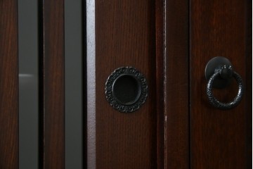 中古　寿楽　欅(ケヤキ)材　隠し付き　存在感のある金具付きの民芸箪笥　(R-082635)