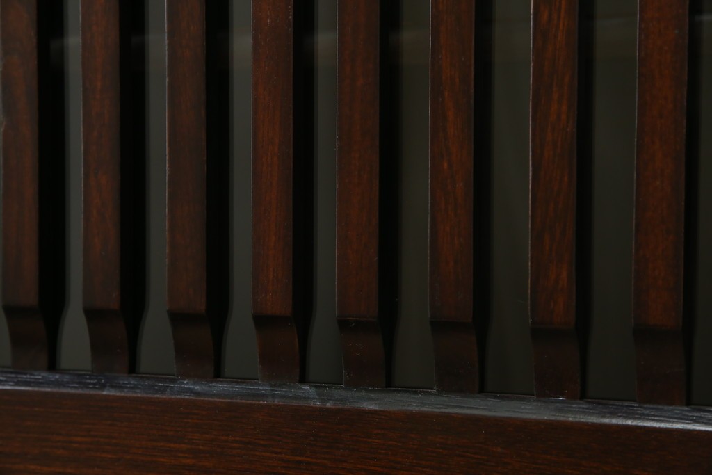 中古　寿楽　欅(ケヤキ)材　隠し付き　存在感のある金具付きの民芸箪笥　(R-082635)