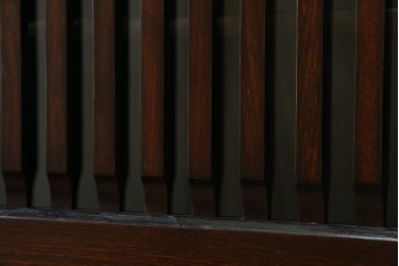 中古　寿楽　欅(ケヤキ)材　隠し付き　存在感のある金具付きの民芸箪笥　(R-082635)