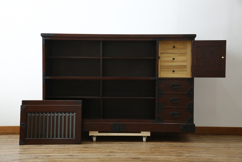 中古　寿楽　欅(ケヤキ)材　隠し付き　存在感のある金具付きの民芸箪笥　(R-082635)