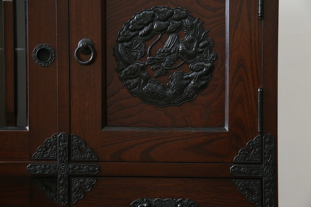 中古　寿楽　欅(ケヤキ)材　隠し付き　存在感のある金具付きの民芸箪笥　(R-082635)