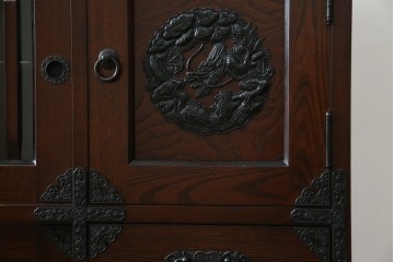 中古　寿楽　欅(ケヤキ)材　隠し付き　存在感のある金具付きの民芸箪笥　(R-082635)