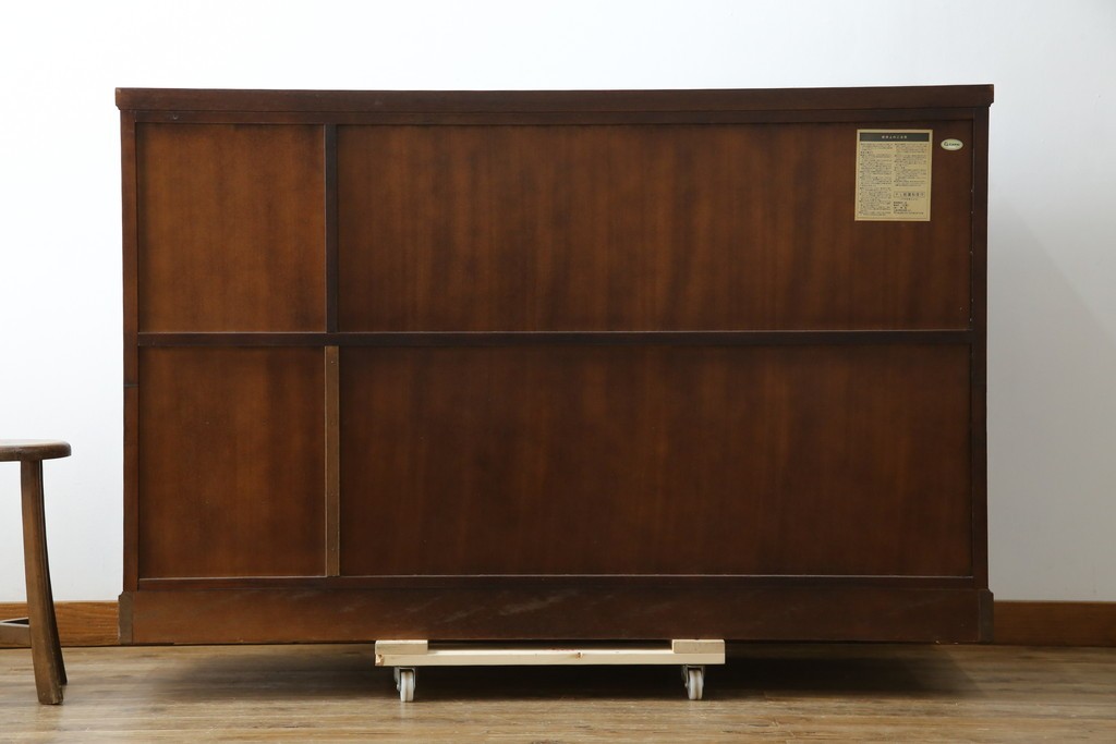 中古　寿楽　欅(ケヤキ)材　隠し付き　存在感のある金具付きの民芸箪笥　(R-082635)