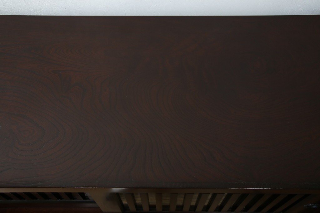 中古　寿楽　欅(ケヤキ)材　隠し付き　存在感のある金具付きの民芸箪笥　(R-082635)