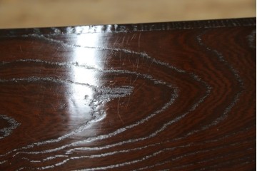 中古　寿楽　欅(ケヤキ)材　隠し付き　存在感のある金具付きの民芸箪笥　(R-082635)