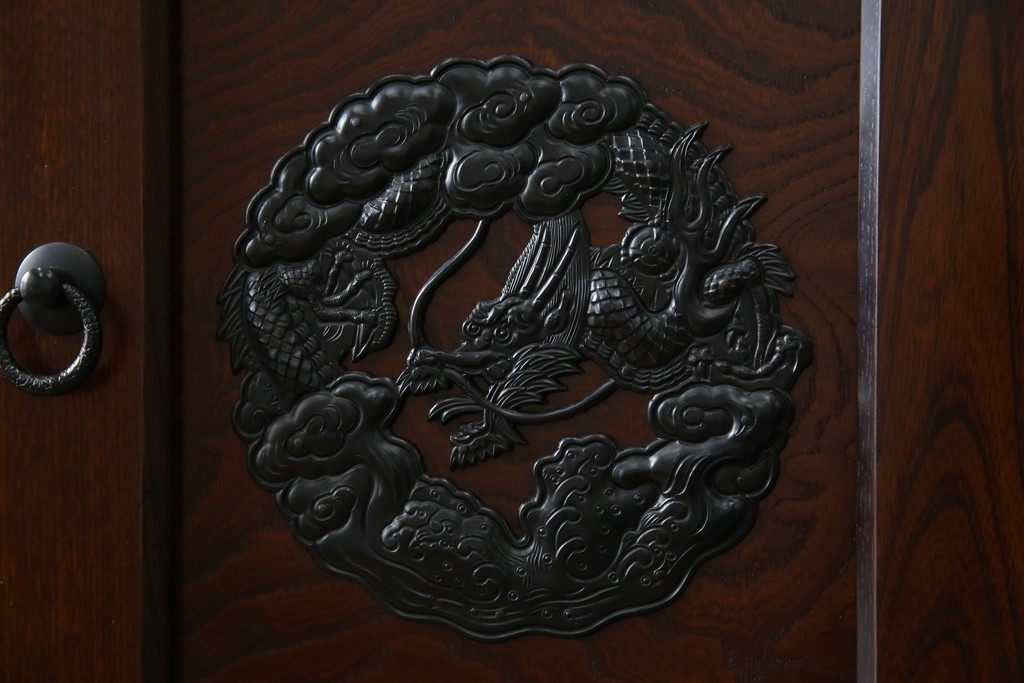 中古　寿楽　欅(ケヤキ)材　隠し付き　存在感のある金具付きの民芸箪笥　(R-082635)