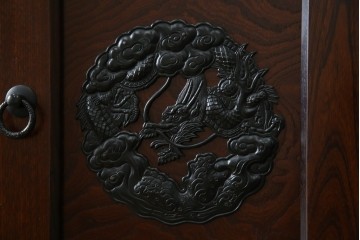 中古　寿楽　欅(ケヤキ)材　隠し付き　存在感のある金具付きの民芸箪笥　(R-082635)