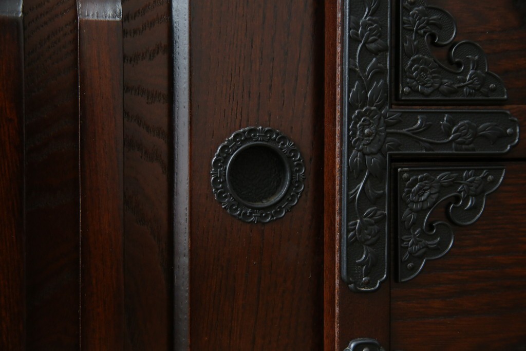 中古　寿楽　欅(ケヤキ)材　隠し付き　存在感のある金具付きの民芸箪笥　(R-082635)