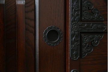 中古　寿楽　欅(ケヤキ)材　隠し付き　存在感のある金具付きの民芸箪笥　(R-082635)