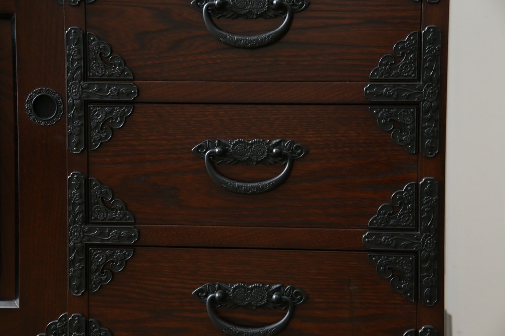 中古　寿楽　欅(ケヤキ)材　隠し付き　存在感のある金具付きの民芸箪笥　(R-082635)