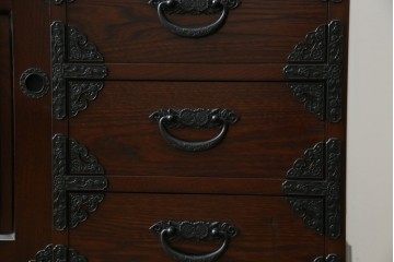 中古　寿楽　欅(ケヤキ)材　隠し付き　存在感のある金具付きの民芸箪笥　(R-082635)