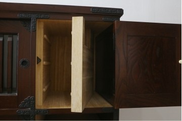 中古　寿楽　欅(ケヤキ)材　隠し付き　存在感のある金具付きの民芸箪笥　(R-082635)