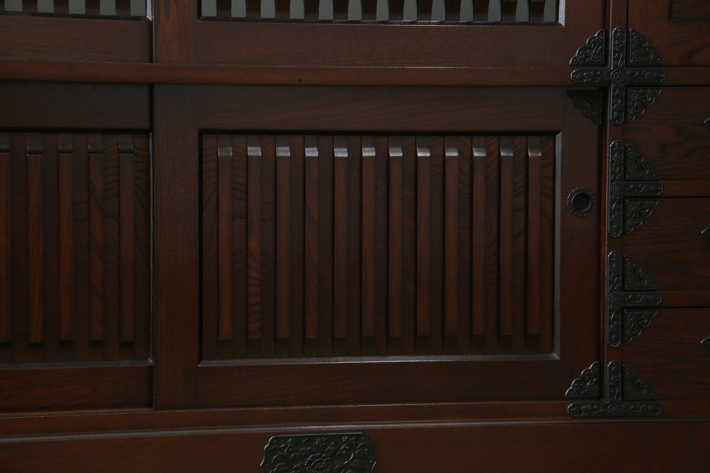 中古　寿楽　欅(ケヤキ)材　隠し付き　存在感のある金具付きの民芸箪笥　(R-082635)