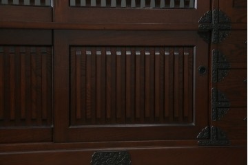 中古　寿楽　欅(ケヤキ)材　隠し付き　存在感のある金具付きの民芸箪笥　(R-082635)