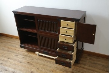 中古　寿楽　欅(ケヤキ)材　隠し付き　存在感のある金具付きの民芸箪笥　(R-082635)