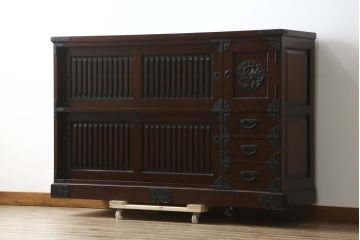 中古　寿楽　欅(ケヤキ)材　隠し付き　存在感のある金具付きの民芸箪笥(サイドボード、リビングボード、食器棚、収納棚、戸棚、カップボード、サイドキャビネット)(R-082635)