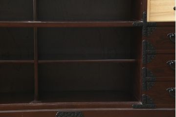 中古　寿楽　欅(ケヤキ)材　隠し付き　存在感のある金具付きの民芸箪笥(サイドボード、リビングボード、食器棚、収納棚、戸棚、カップボード、サイドキャビネット)(R-082635)