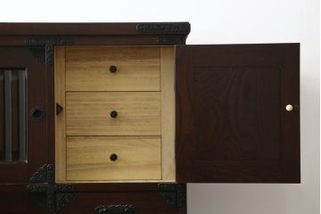 中古　寿楽　欅(ケヤキ)材　隠し付き　存在感のある金具付きの民芸箪笥(サイドボード、リビングボード、食器棚、収納棚、戸棚、カップボード、サイドキャビネット)(R-082635)