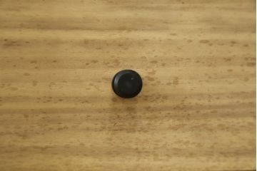 中古　寿楽　欅(ケヤキ)材　隠し付き　存在感のある金具付きの民芸箪笥(サイドボード、リビングボード、食器棚、収納棚、戸棚、カップボード、サイドキャビネット)(R-082635)