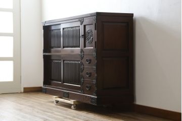 中古　寿楽　欅(ケヤキ)材　隠し付き　存在感のある金具付きの民芸箪笥(サイドボード、リビングボード、食器棚、収納棚、戸棚、カップボード、サイドキャビネット)(R-082635)