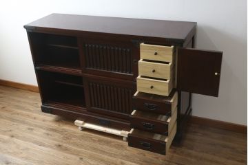 中古　寿楽　欅(ケヤキ)材　隠し付き　存在感のある金具付きの民芸箪笥(サイドボード、リビングボード、食器棚、収納棚、戸棚、カップボード、サイドキャビネット)(R-082635)