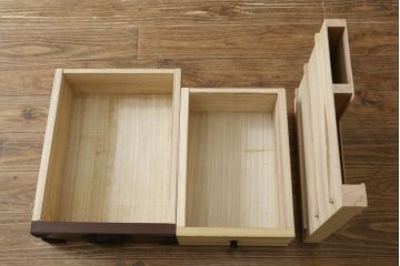 中古　寿楽　欅(ケヤキ)材　隠し付き　存在感のある金具付きの民芸箪笥(サイドボード、リビングボード、食器棚、収納棚、戸棚、カップボード、サイドキャビネット)(R-082635)