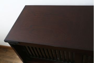 中古　寿楽　欅(ケヤキ)材　隠し付き　存在感のある金具付きの民芸箪笥(サイドボード、リビングボード、食器棚、収納棚、戸棚、カップボード、サイドキャビネット)(R-082635)