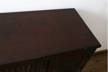 中古　寿楽　欅(ケヤキ)材　隠し付き　存在感のある金具付きの民芸箪笥(サイドボード、リビングボード、食器棚、収納棚、戸棚、カップボード、サイドキャビネット)(R-082635)