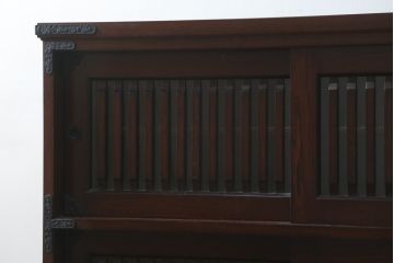 中古　寿楽　欅(ケヤキ)材　隠し付き　存在感のある金具付きの民芸箪笥(サイドボード、リビングボード、食器棚、収納棚、戸棚、カップボード、サイドキャビネット)(R-082635)