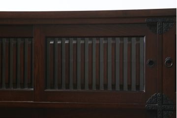 中古　寿楽　欅(ケヤキ)材　隠し付き　存在感のある金具付きの民芸箪笥(サイドボード、リビングボード、食器棚、収納棚、戸棚、カップボード、サイドキャビネット)(R-082635)