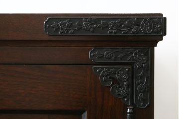 中古　寿楽　欅(ケヤキ)材　隠し付き　存在感のある金具付きの民芸箪笥(サイドボード、リビングボード、食器棚、収納棚、戸棚、カップボード、サイドキャビネット)(R-082635)