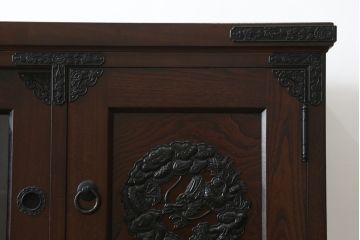中古　寿楽　欅(ケヤキ)材　隠し付き　存在感のある金具付きの民芸箪笥(サイドボード、リビングボード、食器棚、収納棚、戸棚、カップボード、サイドキャビネット)(R-082635)
