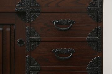 中古　寿楽　欅(ケヤキ)材　隠し付き　存在感のある金具付きの民芸箪笥(サイドボード、リビングボード、食器棚、収納棚、戸棚、カップボード、サイドキャビネット)(R-082635)