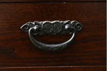 中古　寿楽　欅(ケヤキ)材　隠し付き　存在感のある金具付きの民芸箪笥(サイドボード、リビングボード、食器棚、収納棚、戸棚、カップボード、サイドキャビネット)(R-082635)